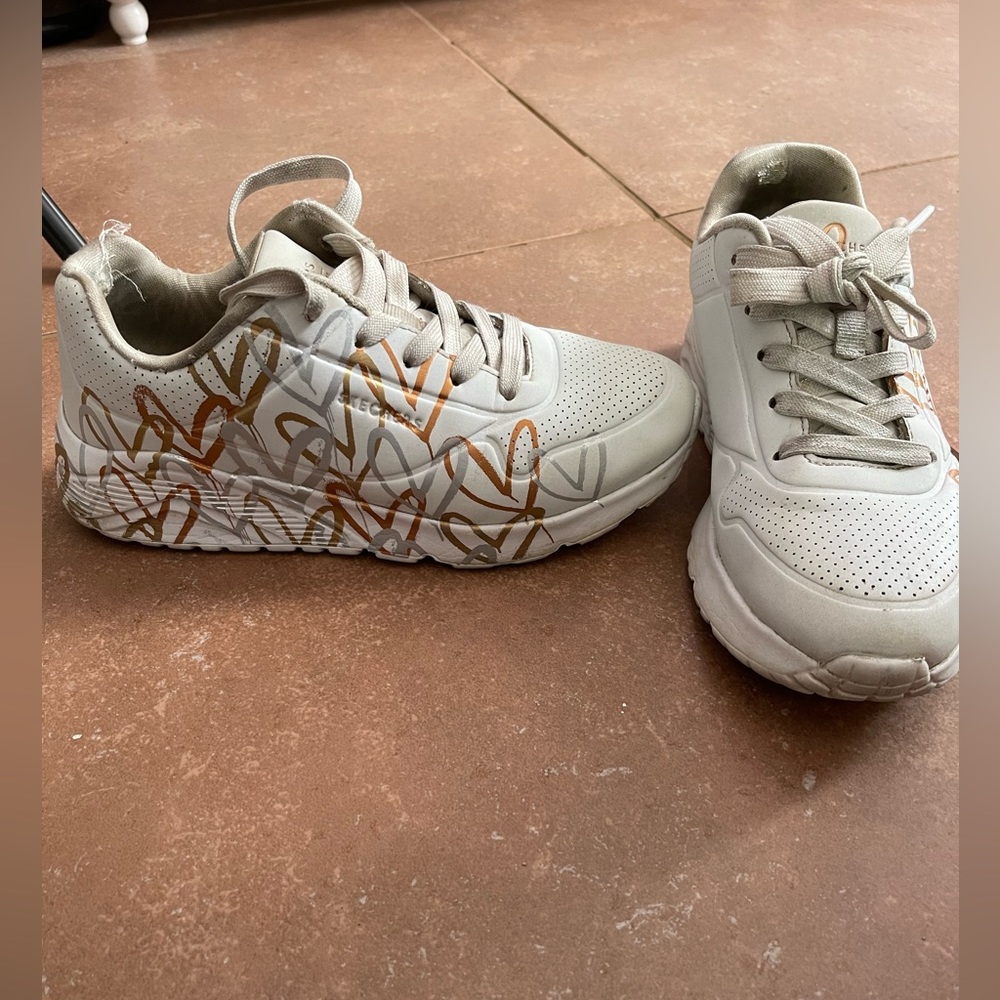 Girls size 2.5 Skechers